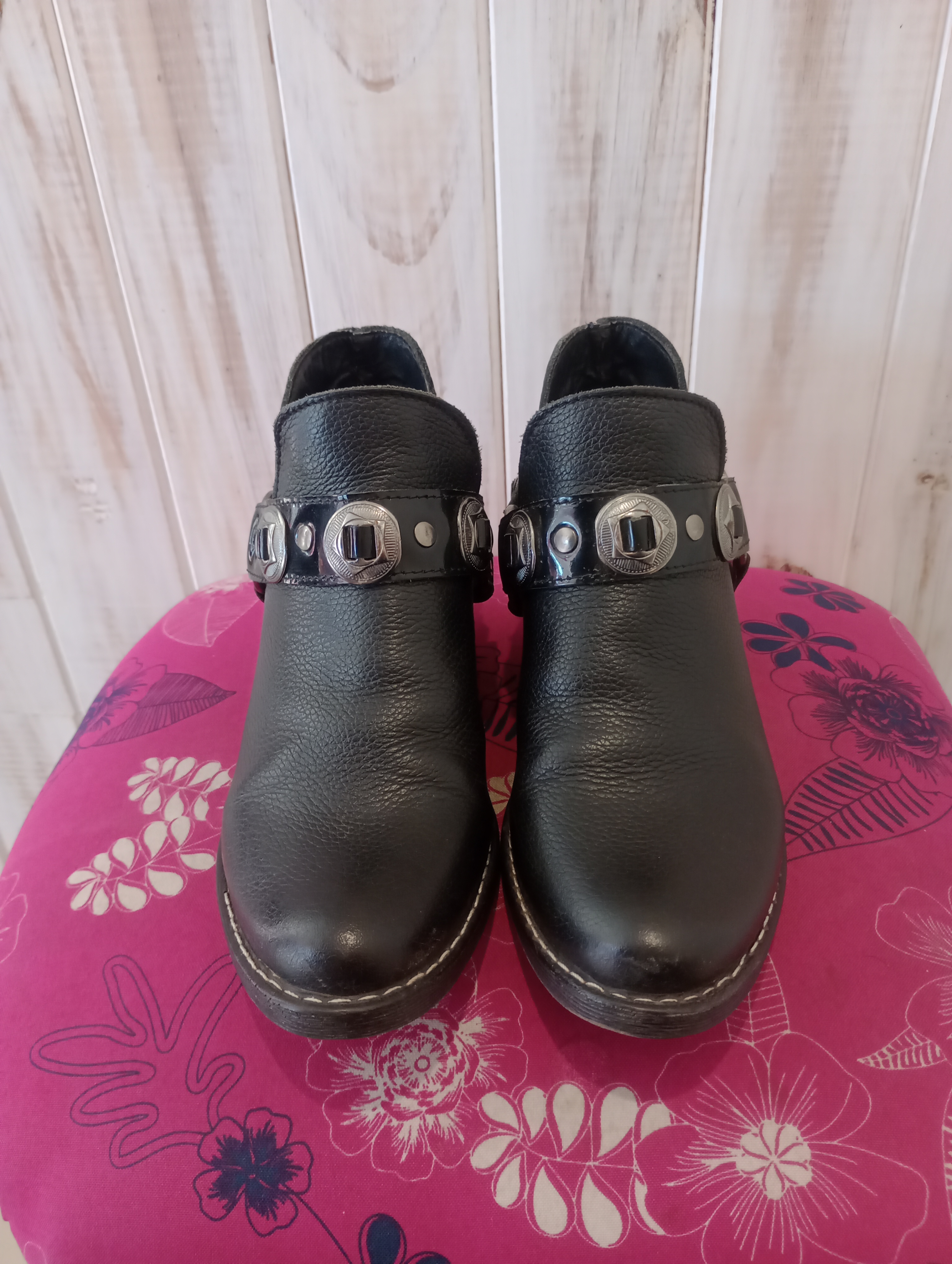 Botas negras marca zuca con aplique talle 35