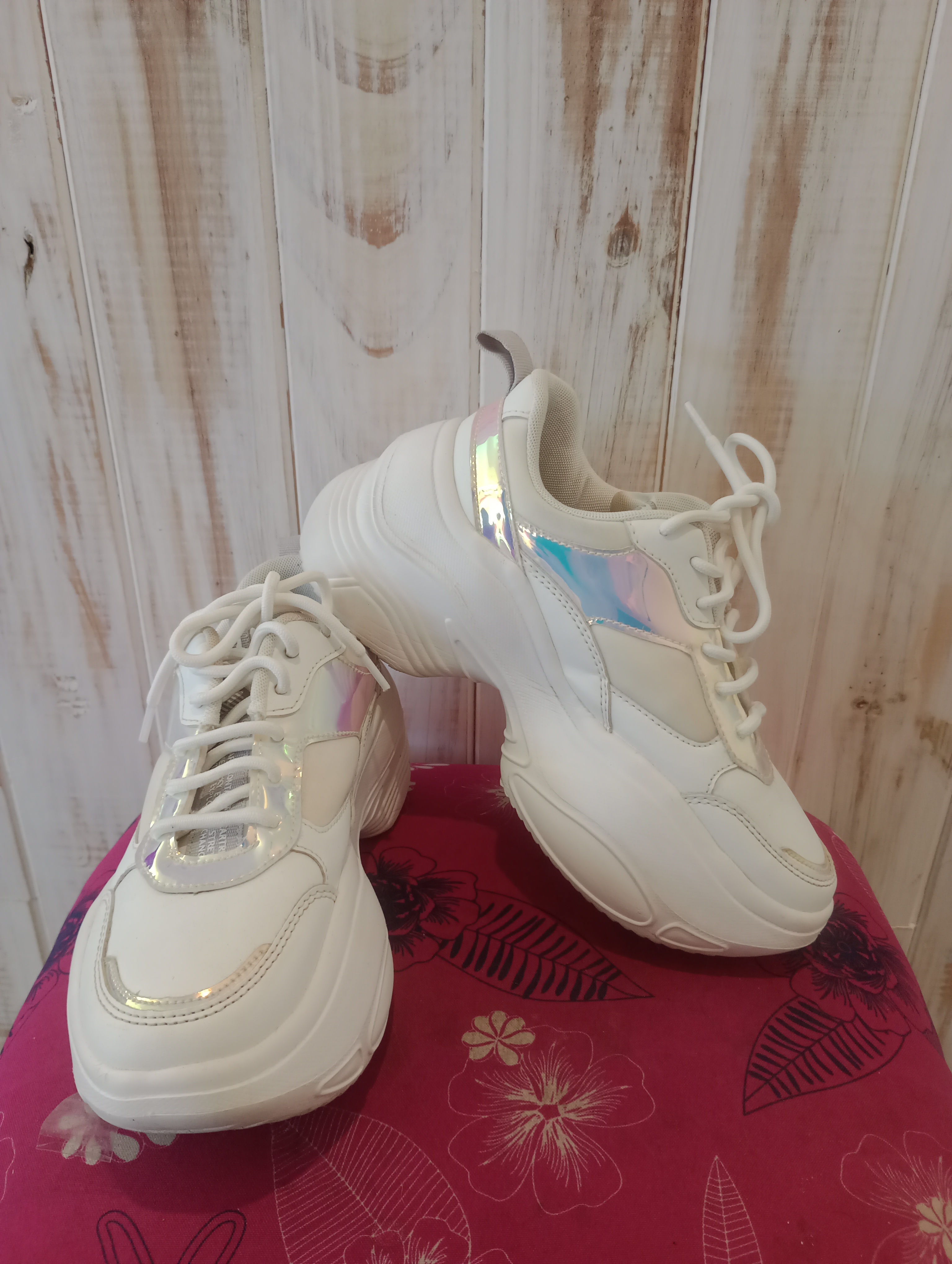 Zapatillas 47 street blancas con metalizado en violeta talle 36