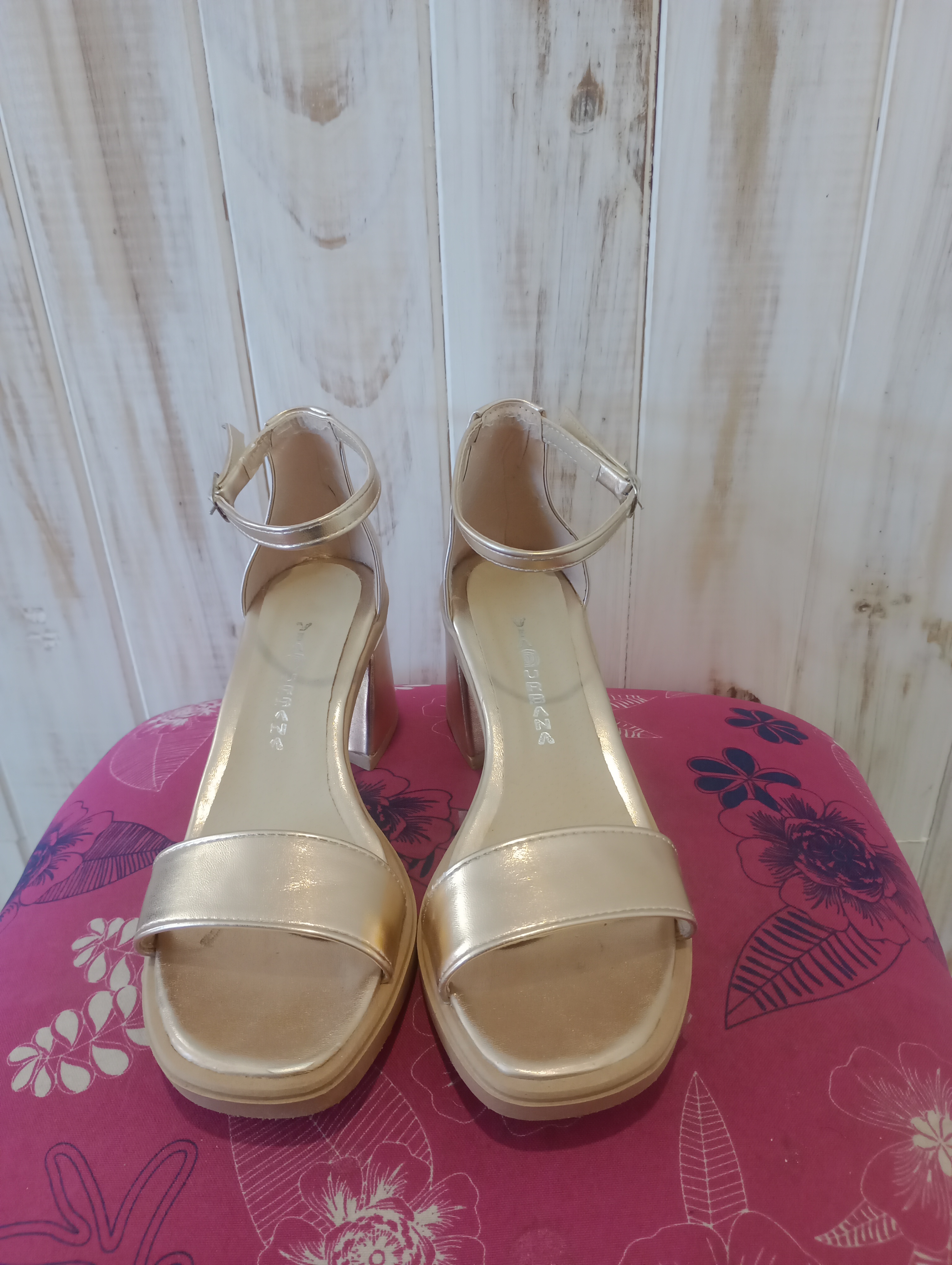 Sandalias  color cobre marca viadurbana talle 35