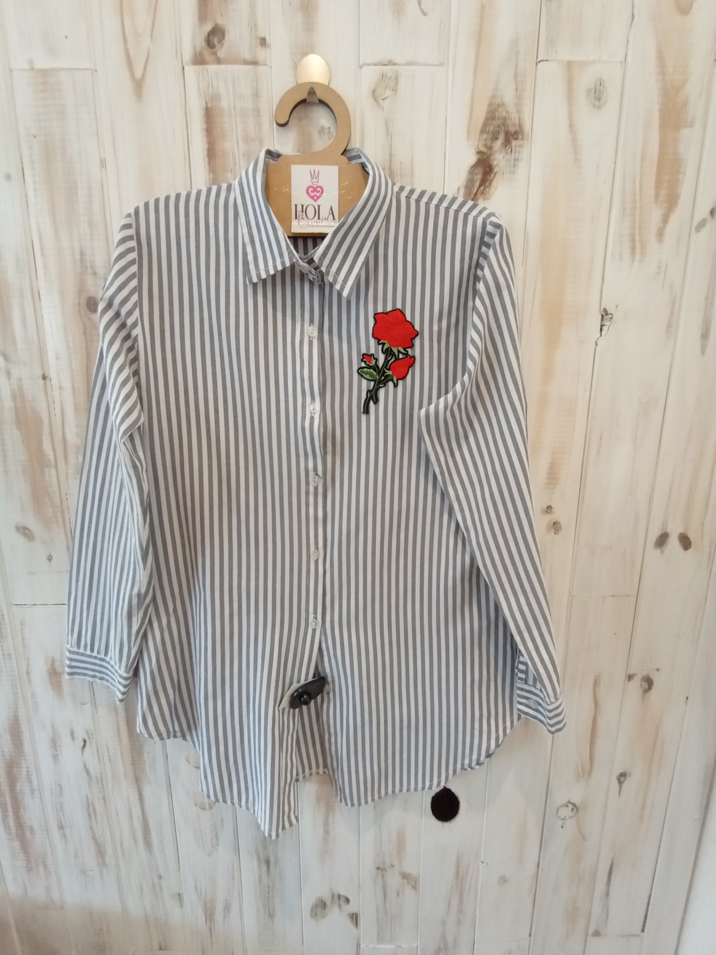 Camisa con rayas azules y rosa en el pecho