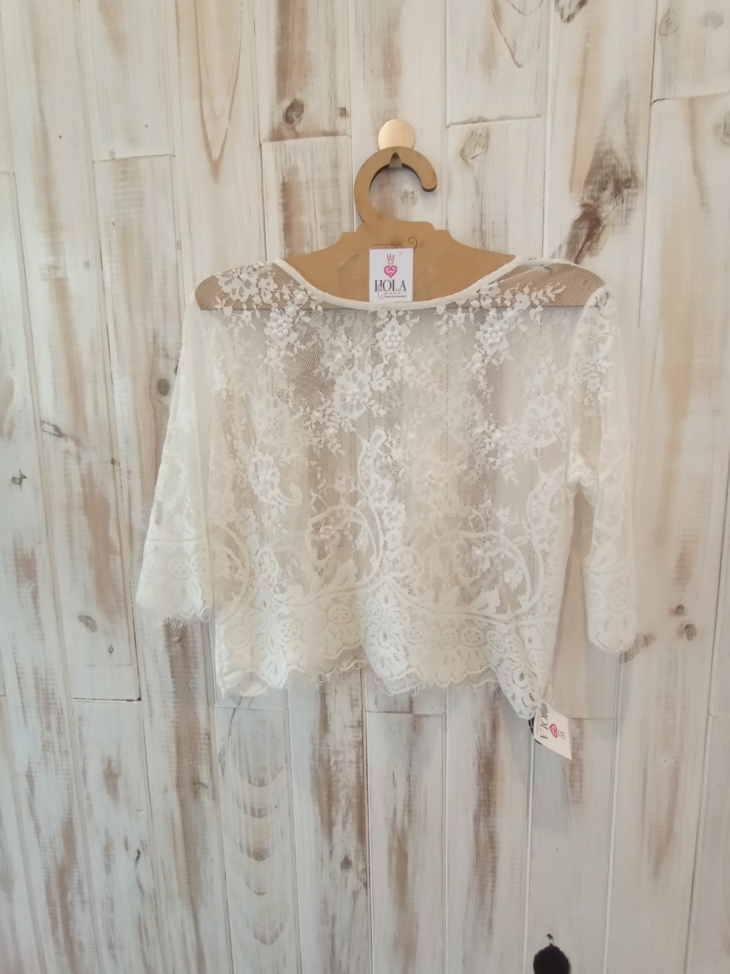 Remera cortita blanca de encaje floreado