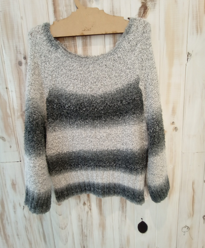 Sweater de lanilla gris con blanco