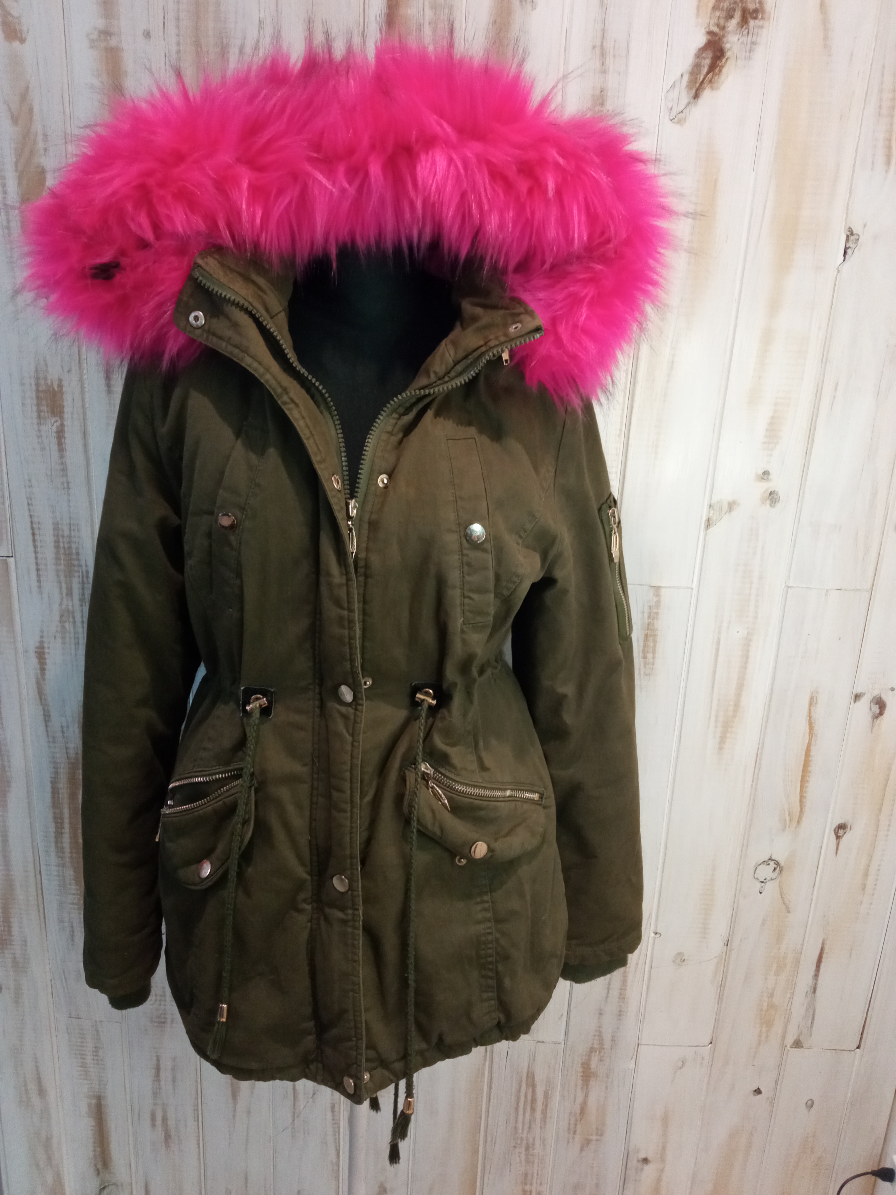 CAMPERA VERDE Y FUCSIA
