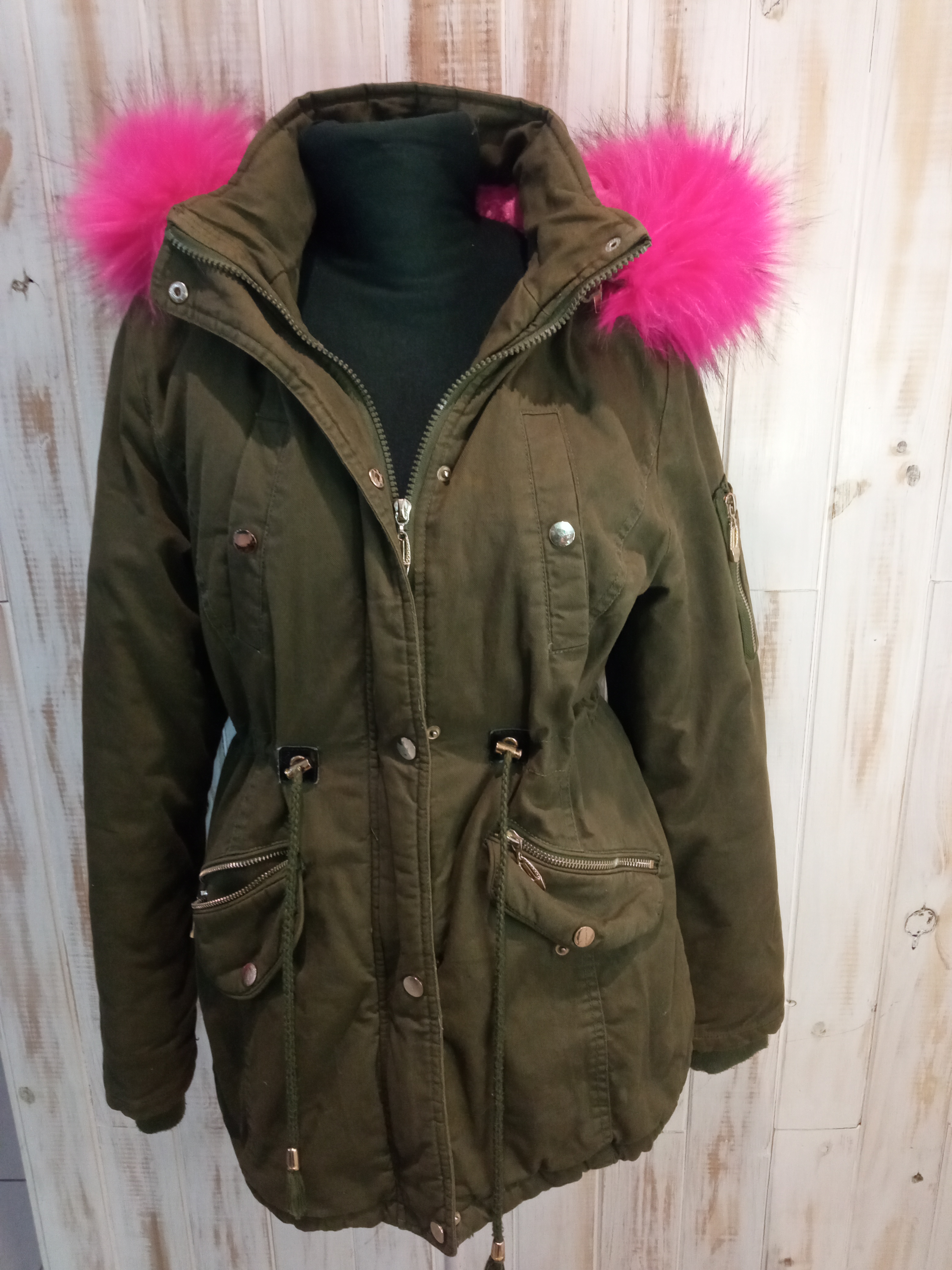 CAMPERA VERDE Y FUCSIA