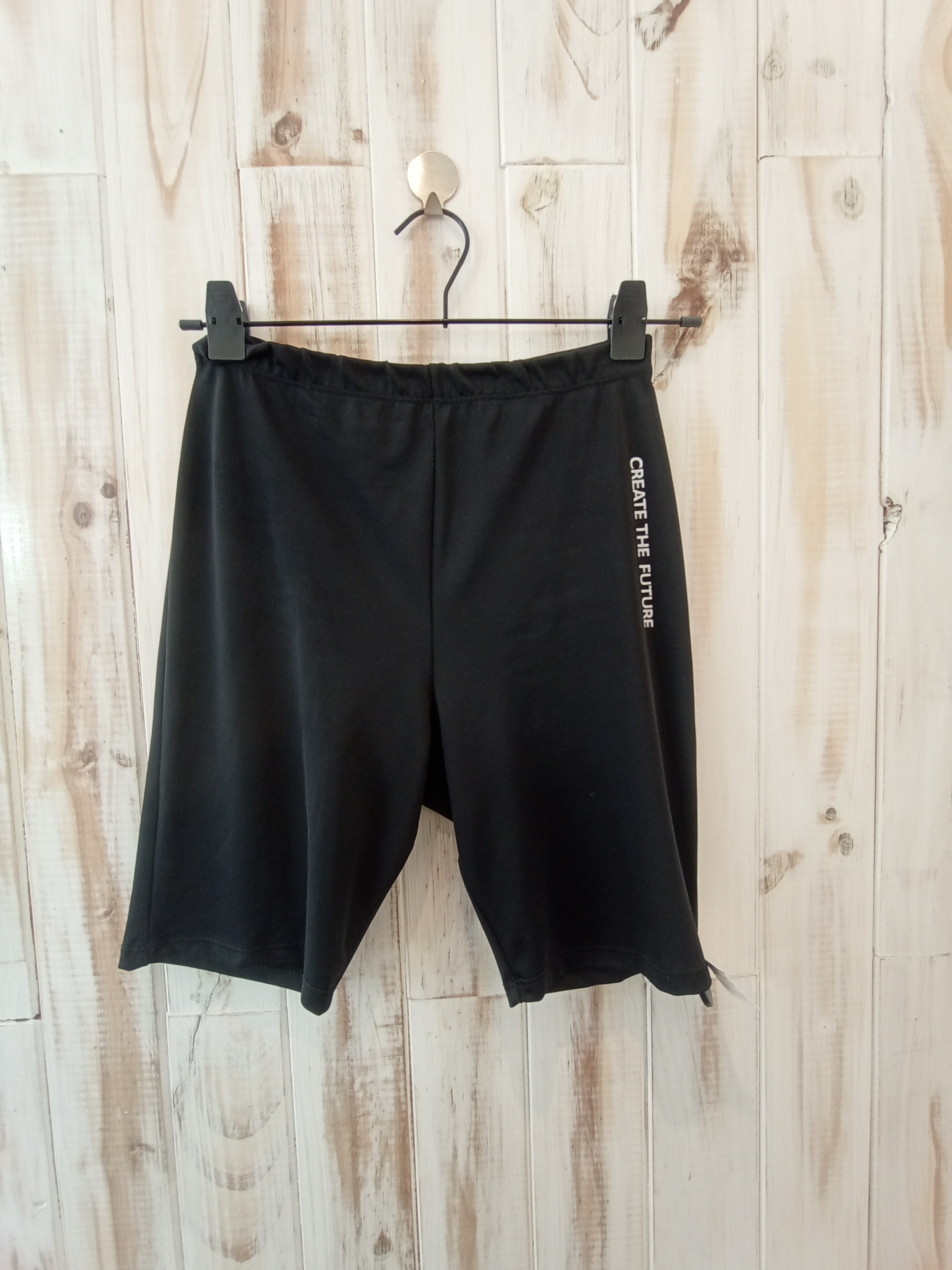 Short negro deportivo con letras al costado