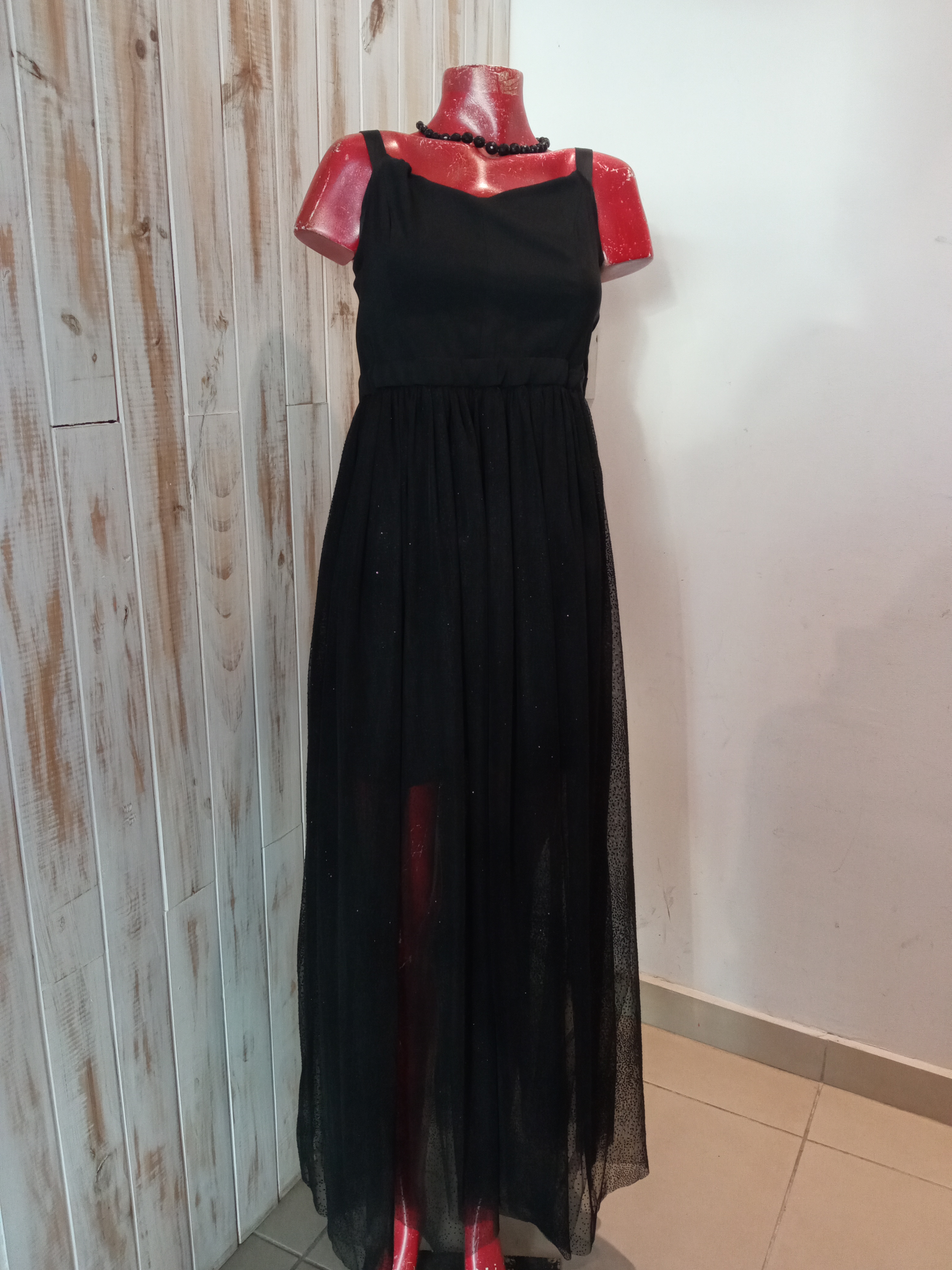 A - VESTIDO NEGRO DE TUL