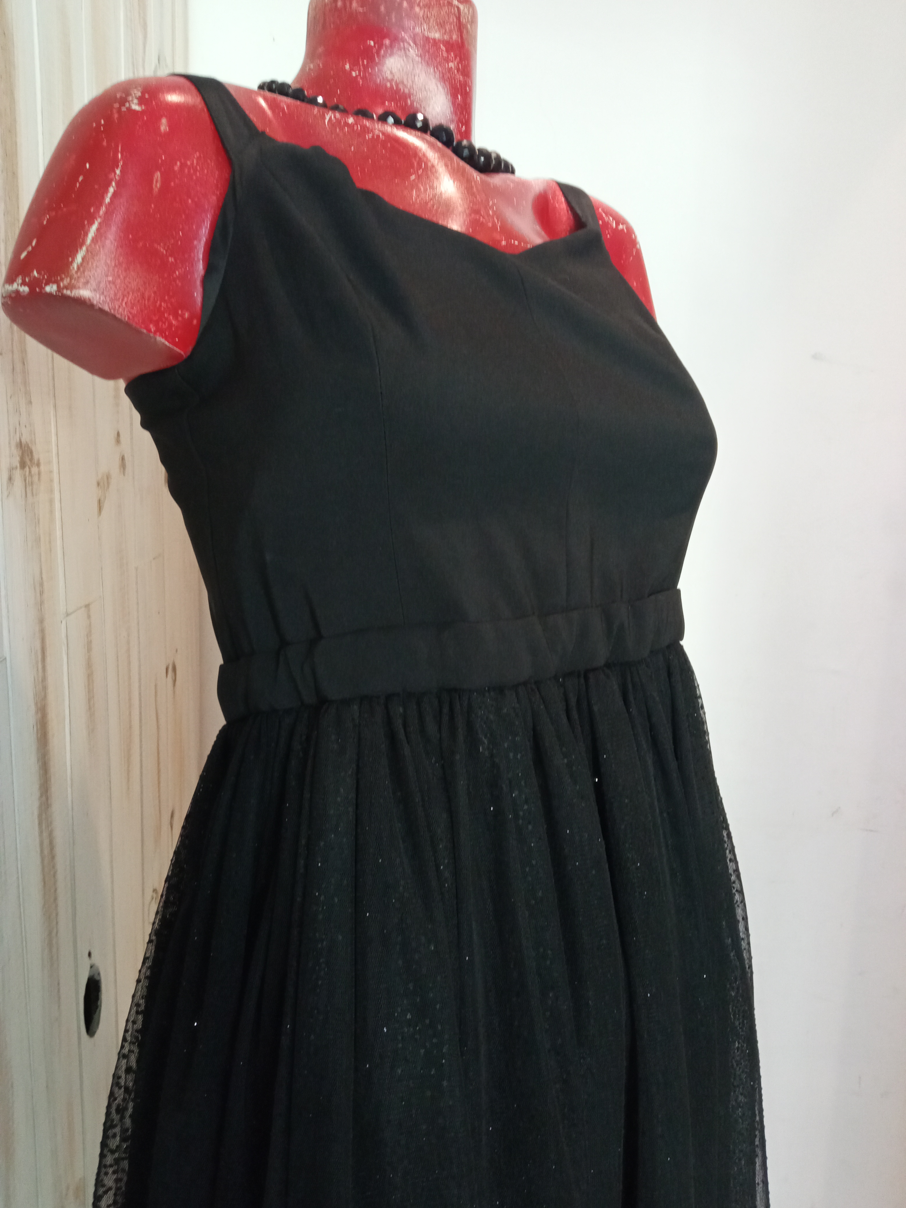 A - VESTIDO NEGRO DE TUL