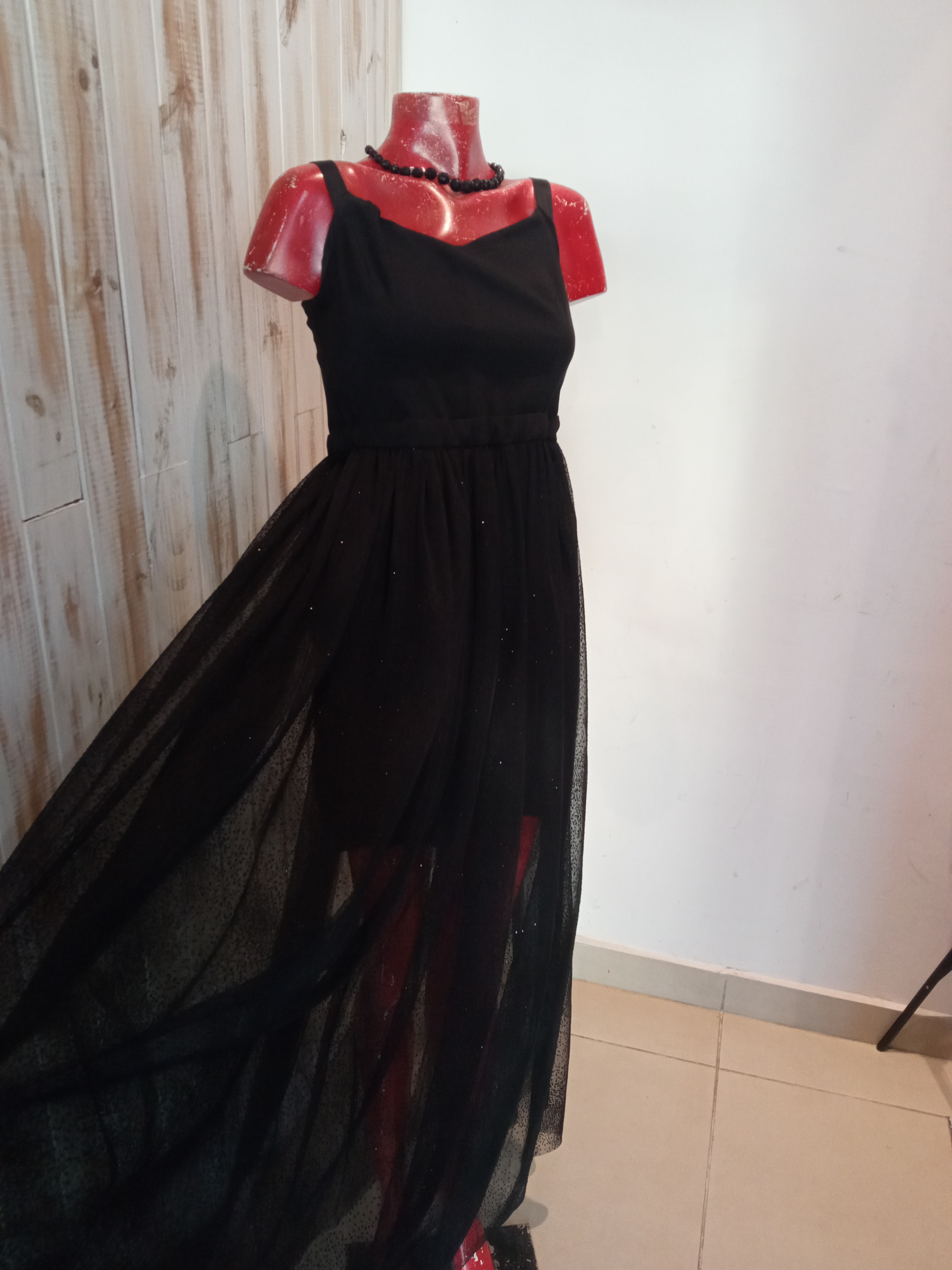 A - VESTIDO NEGRO DE TUL