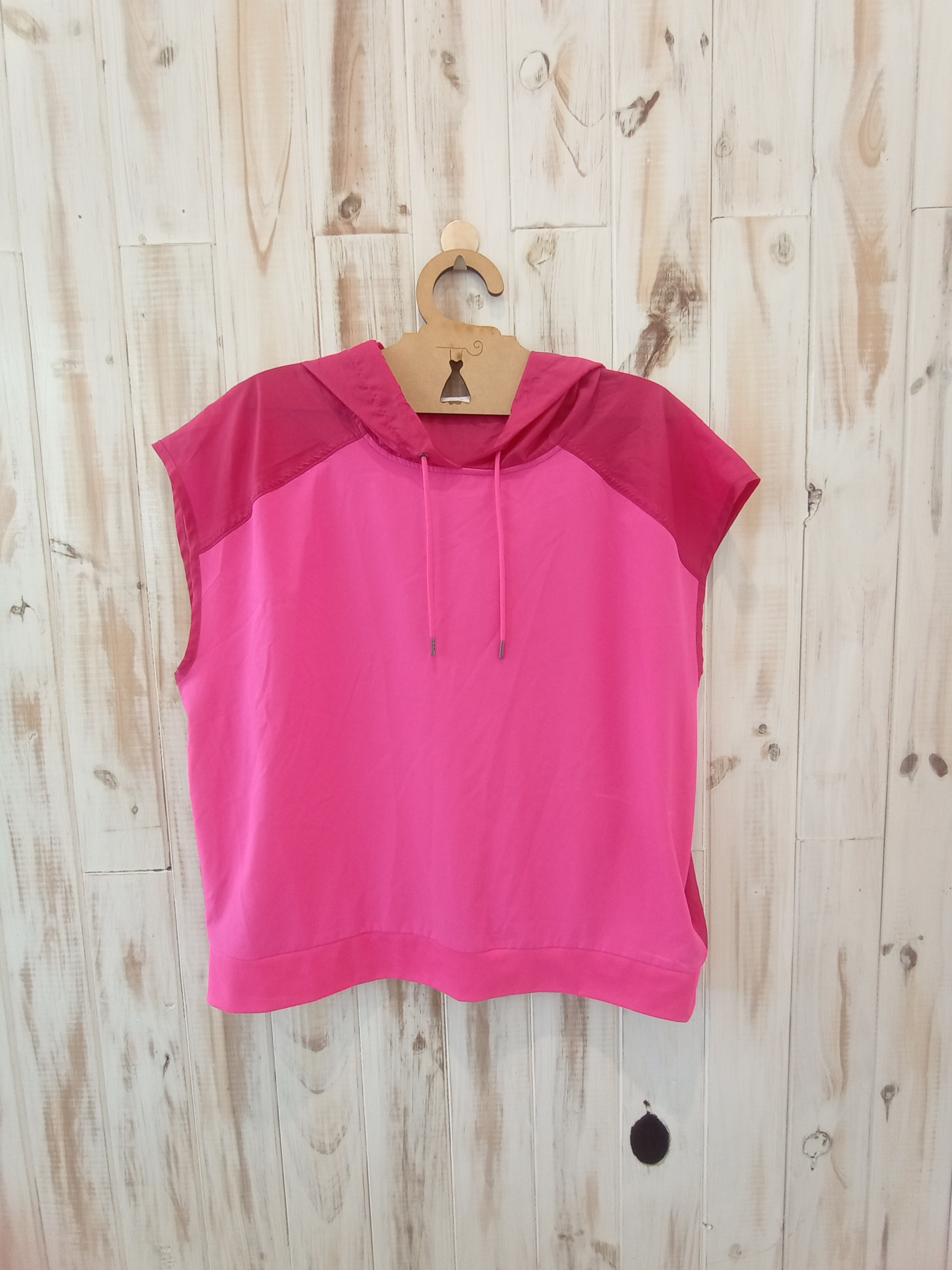 Chaleco rosa rompe viento