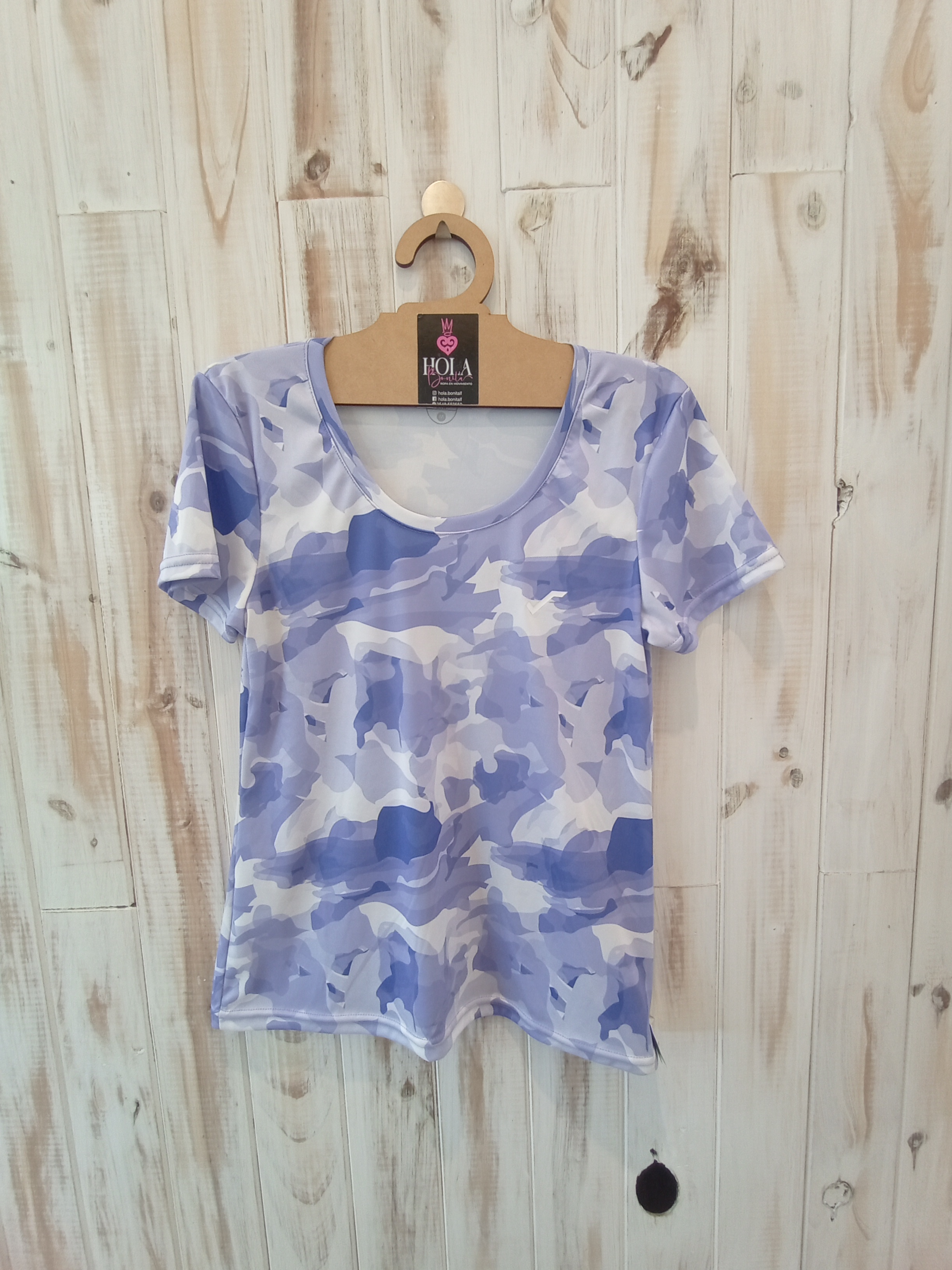 Remera fondo blanco con camuflado en violeta