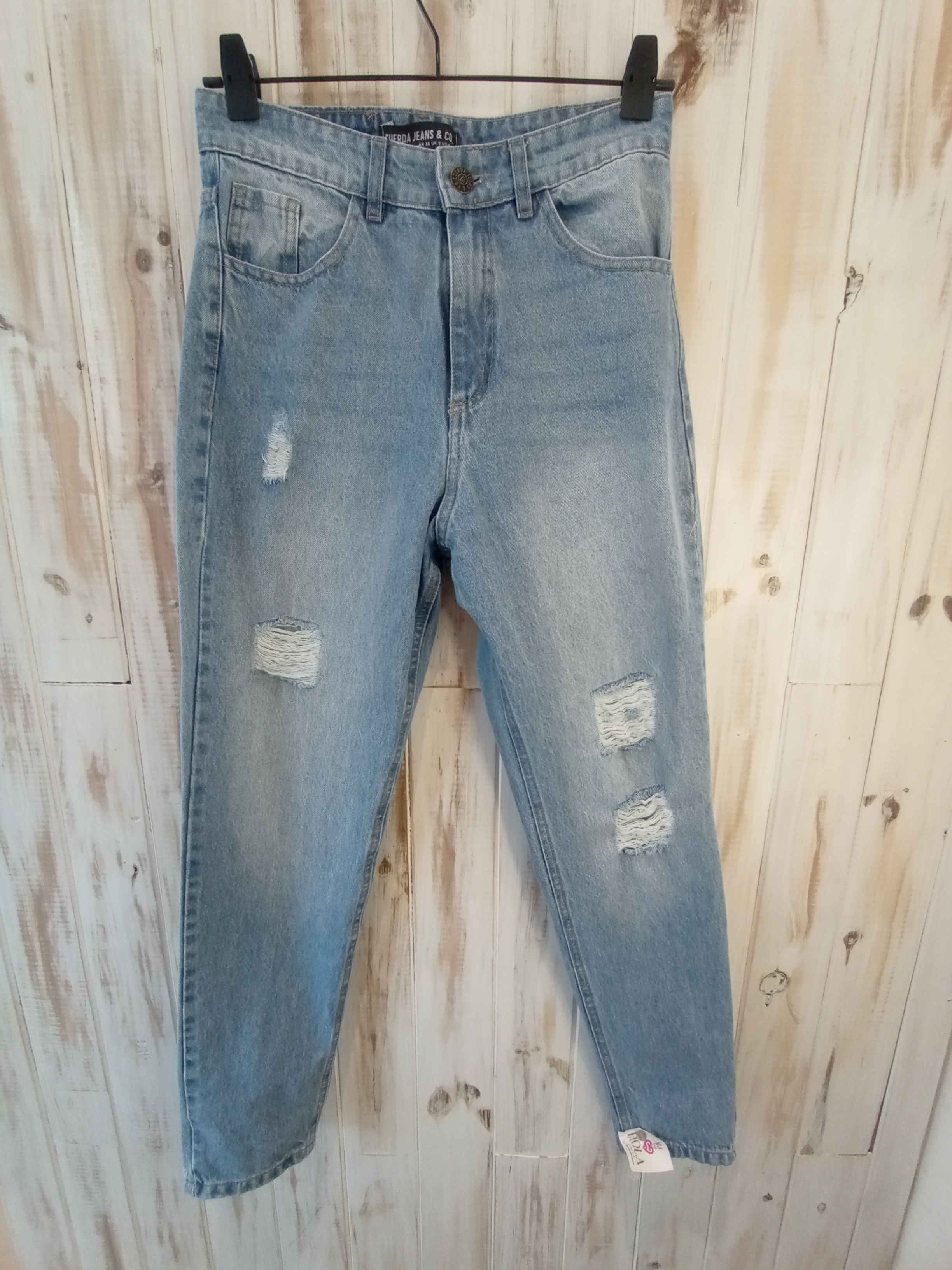 Jean azul claro marca cuerda con roturas