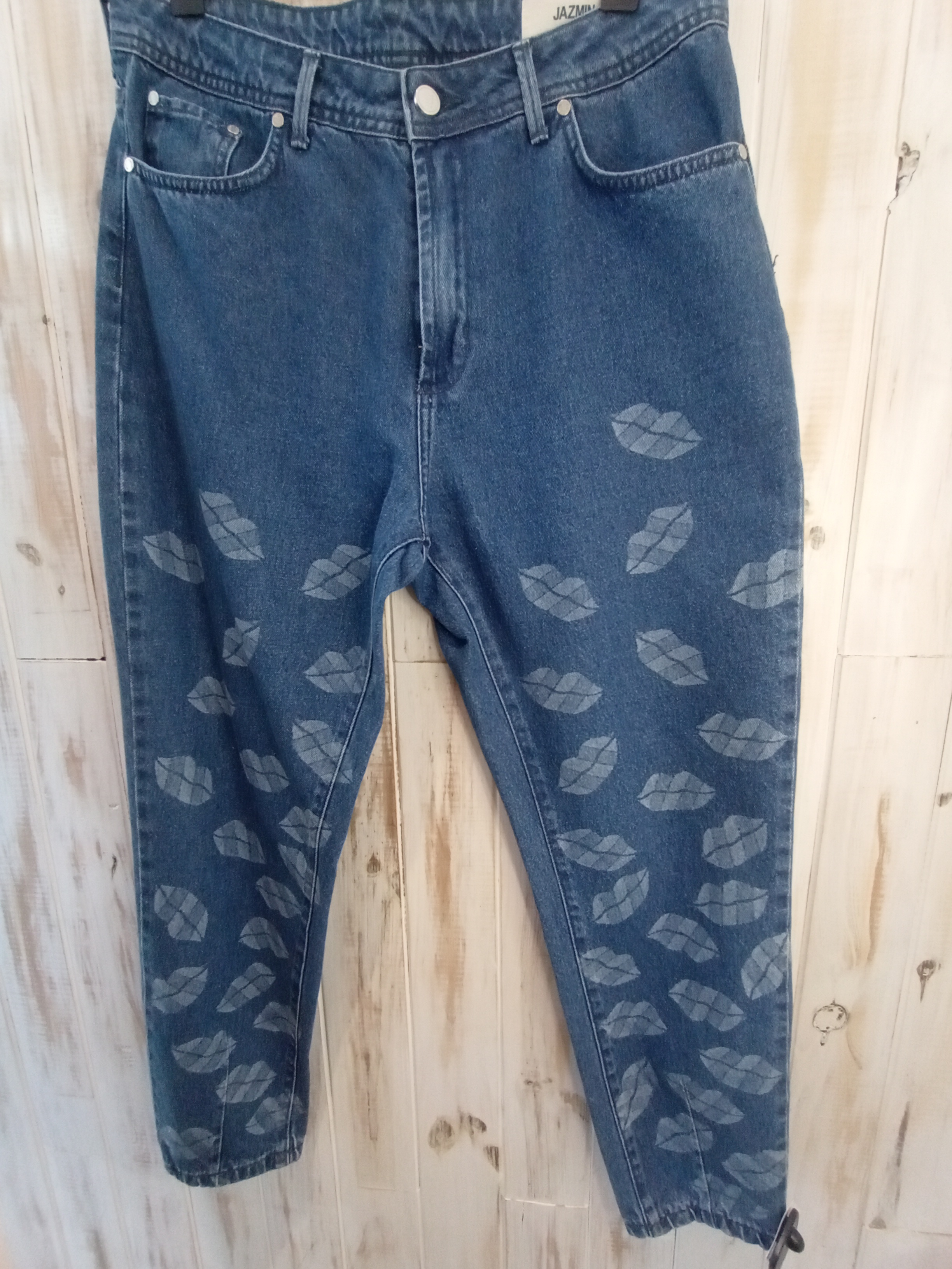 Jean azul oscuro marca Jazmín denim con besos